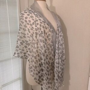 Banana republic madmen scarf wrap light weight animal print gray scarf 22x63